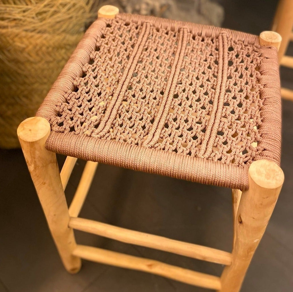 TABOURET EN BOIS TRESSÉ FAÇON MACRAMÉ