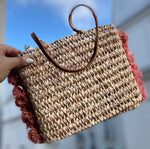 PANIER EN OSIER & POMPONS EN RAPHIA ROSE