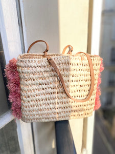 PANIER EN OSIER & POMPONS EN RAPHIA ROSE