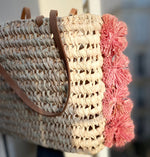 PANIER EN OSIER & POMPONS EN RAPHIA ROSE