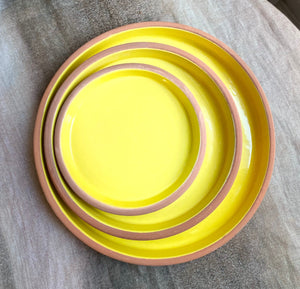 ASSIETTE EN TERRE CUITE ÉMAILLÉE JAUNE