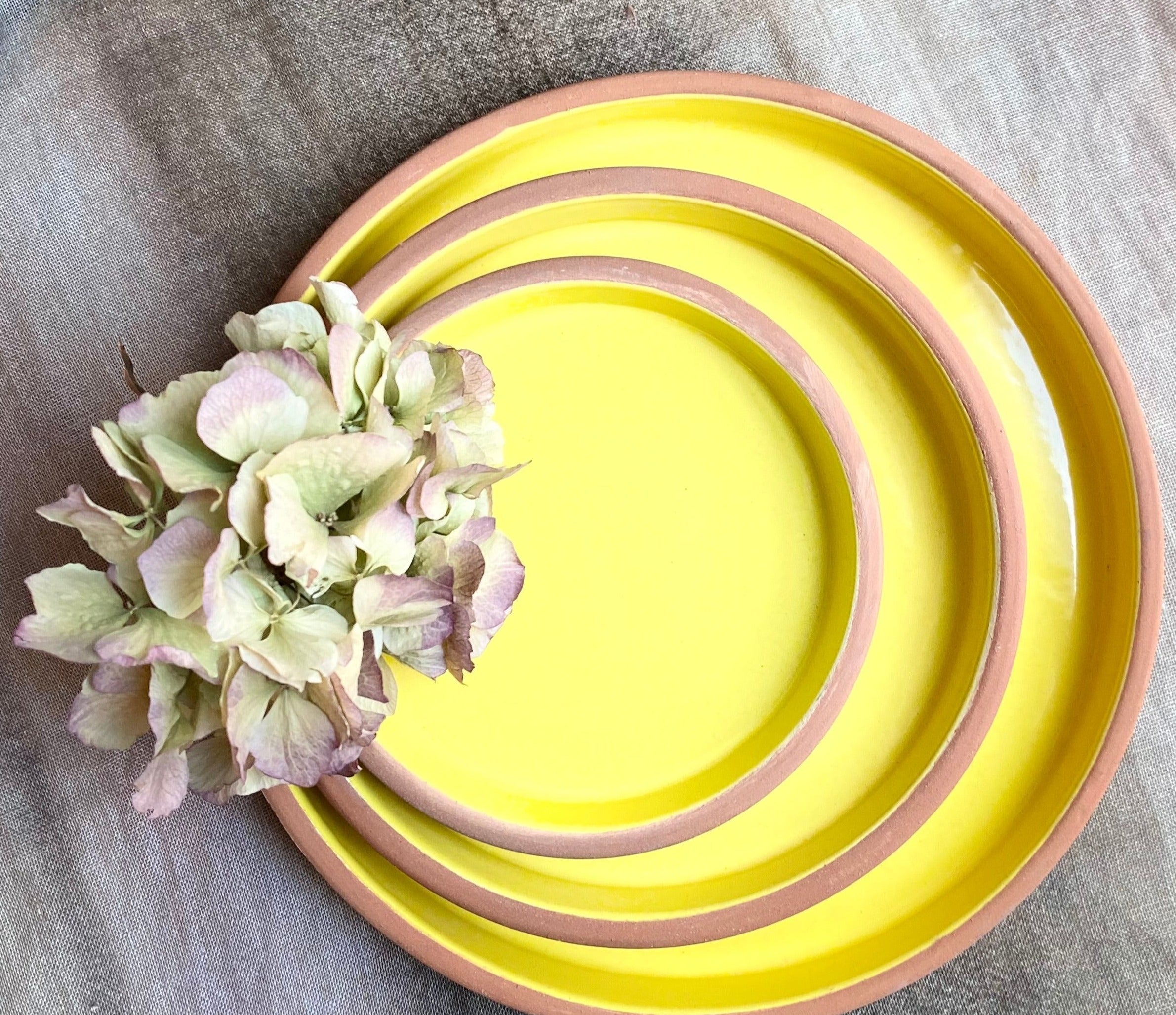 ASSIETTE EN TERRE CUITE ÉMAILLÉE JAUNE