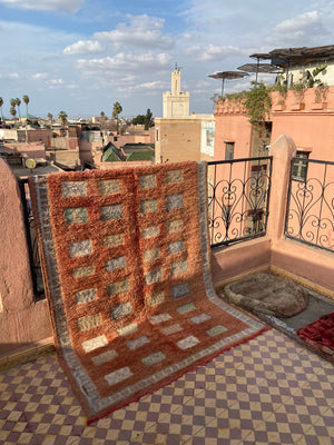 TAPIS MAROCAIN, TAPIS BERBÈRE, TAPIS BENI OUARAIN, TAPIS EN LAINE, TAPIS ORIENTAL, TAPIS AUTHENTIQUE, TAPIS AZILAL, TAPIS TISSÉ MAIN, TAPIS FAIT MAIN, TAPIS ÉPAIS, TAPIS VINTAGE, TAPIS MAROCAIN ANCIEN